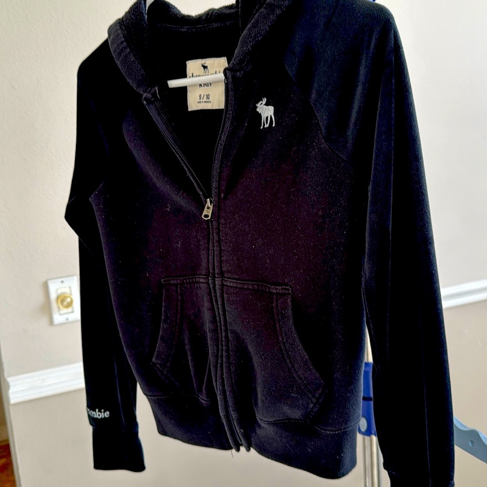 Size 9/10Abercrombie kids hoodie with pockets